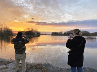 deux personnes devant le lac de grand lieu en hiver à passay la chevrolière