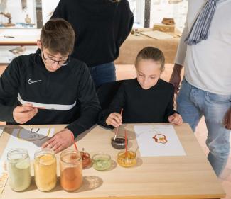 Atelier enluminure au site de l'abbatiale Déas
