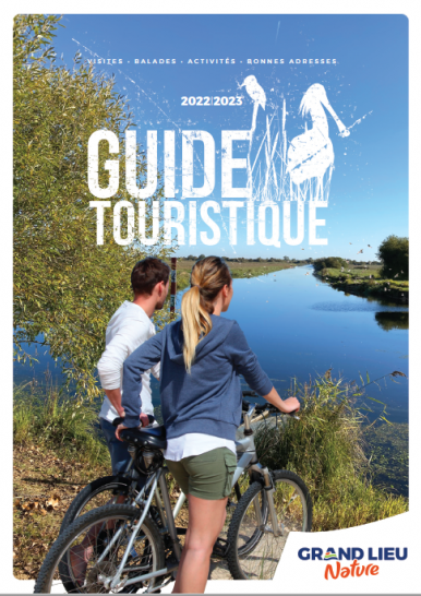 couverture du guide touristique 2022 deux personnes à vélo devant le lac de grand lieu