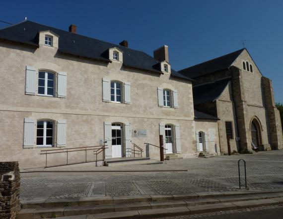 Site de l'abbatiale - Déas, parvis, accueil