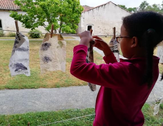 Atelier martelage de feuilles- Site de l'abbatiale Déas