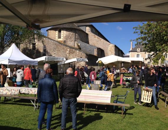 photo bourse aux plantes saint philbert